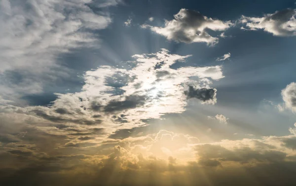 Rayos de sol a través de las nubes como una explosión dramática — Foto de Stock