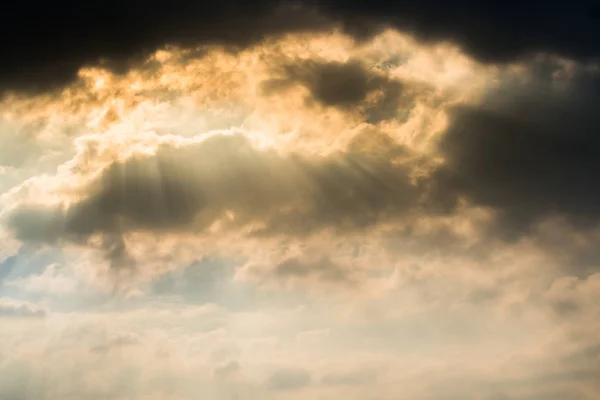 Les rayons du soleil à travers les nuages comme une explosion dramatique — Photo