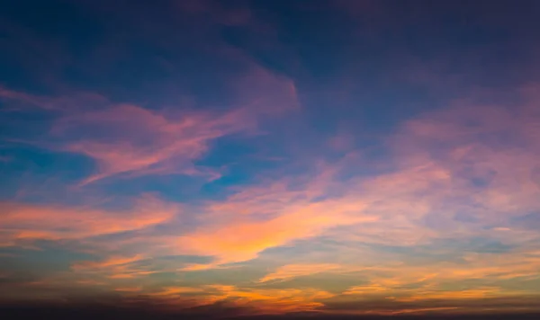 Crepúsculo cielo colorido y nube — Foto de Stock