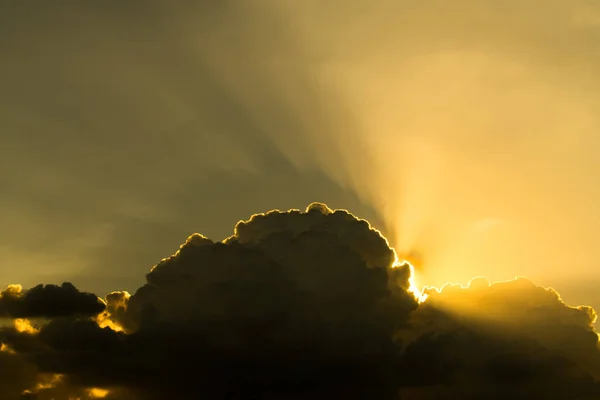 Les rayons du soleil à travers les nuages comme une explosion dramatique, nature de puissance — Photo