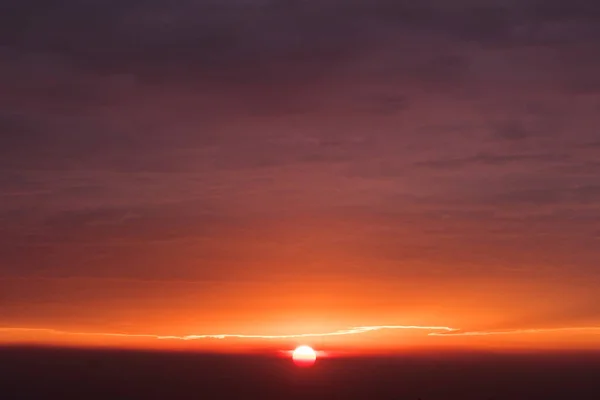 Sonne an der Skyline scheint Strahlenkranzlicht am Wolkenrand — Stockfoto