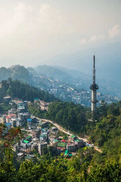 Vista aérea de la ciudad de Gangtok desde un lugar alto en el estado indio de —  Fotos de Stock