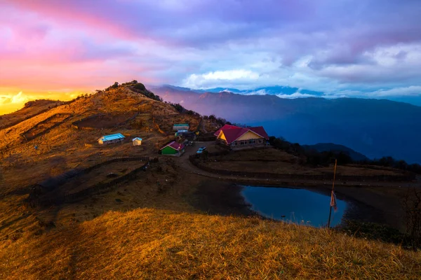 Paisaje dramático de la cabaña de caminantes de Tonglu, al norte de la India —  Fotos de Stock