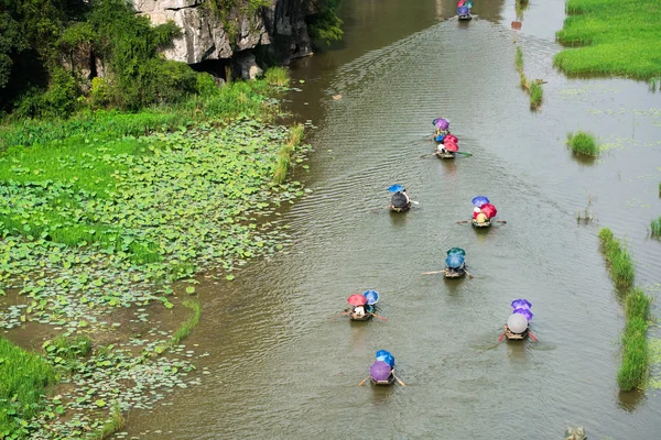 Туристичний прогулянковий човен для подорожей погляд на рисове поле на річці "N — стокове фото