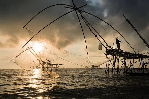 Yokyor é velho estilo para a pesca de pessoas tailandesas em Pak Pra Villag — Fotografia de Stock