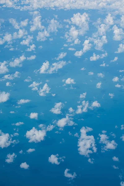 在传播云分散的天空背景 — 图库照片