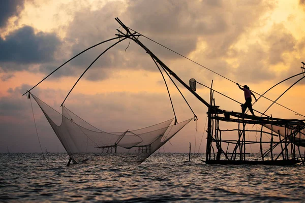 Yokyor é velho estilo para a pesca de pessoas tailandesas em Pak Pra Villag — Fotografia de Stock