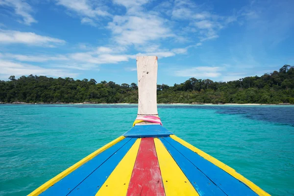 Langschwanzboot über dem Meer zum Inselblick — Stockfoto