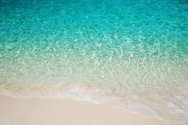 Vlna tropické mořské pláže na bílém písku — Stock fotografie