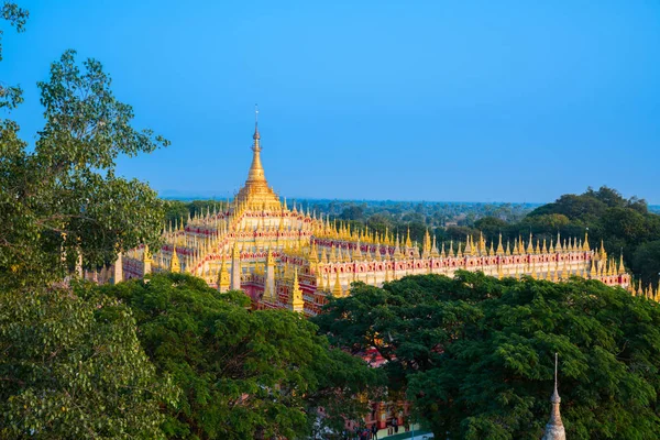 Красиві буддійських Pagoda, Thanboddhay Phaya в Monywa, М'янмі — стокове фото