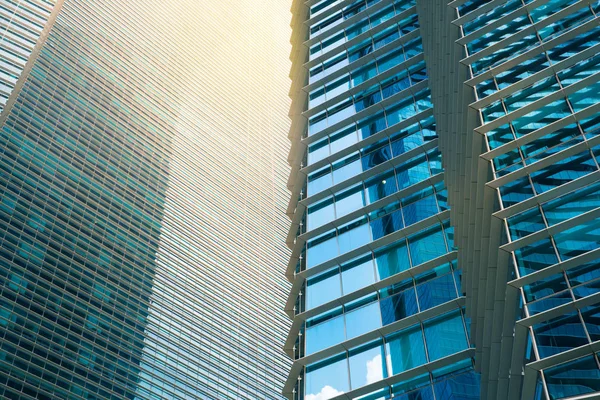 Façade en verre des bâtiments modernes de la ville haute — Photo