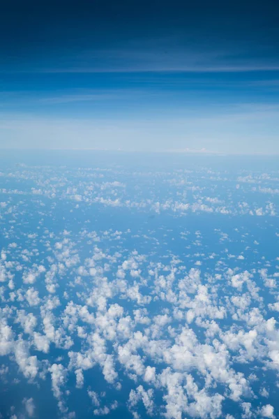 天空背景在传播云散, 天际线分开的区域 — 图库照片