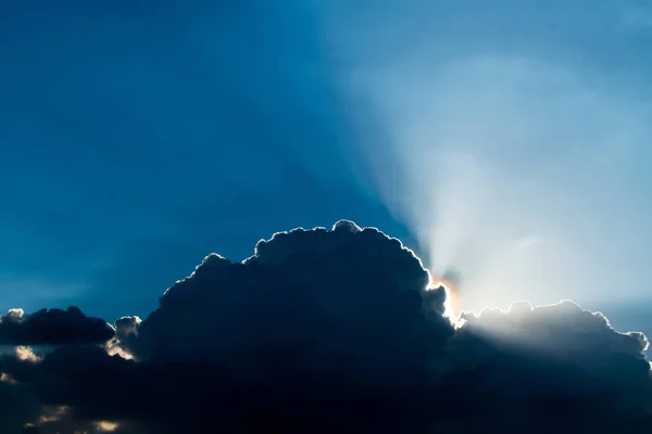 Rayos de sol a través de las nubes como una explosión dramática, natur poder — Foto de Stock