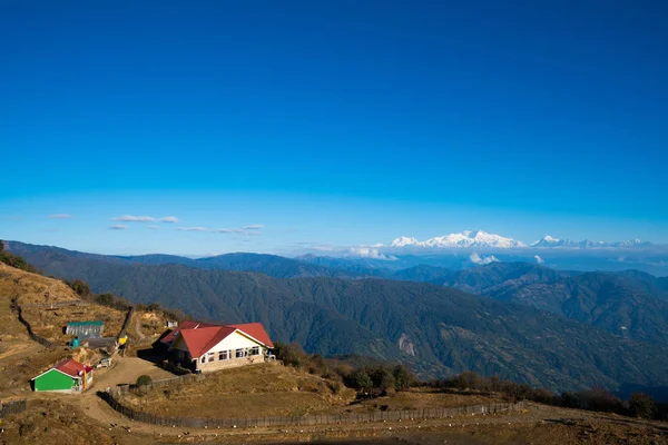 Paisaje de Tonglu cabaña de excursionistas y monte Kangchenjunga durante —  Fotos de Stock