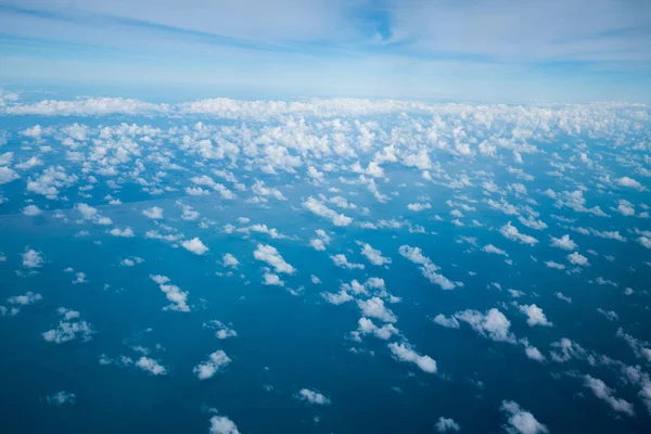 Himmel Hintergrund über ausgebreiteter Wolkenstreuung — Stockfoto