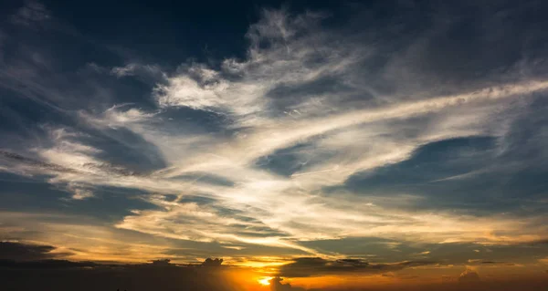 太阳和惊人的戏剧性的云 — 图库照片
