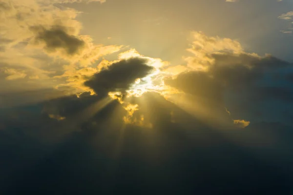 Rayos de sol a través de las nubes como una explosión dramática —  Fotos de Stock