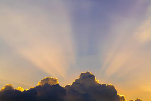 Солнечные лучи проходят сквозь облака, как драматический взрыв, сила природы — стоковое фото