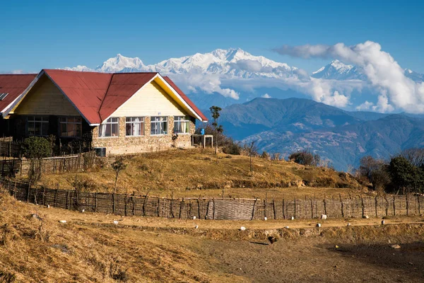 Paisaje de Tonglu cabaña de excursionistas y monte Kangchenjunga durante —  Fotos de Stock