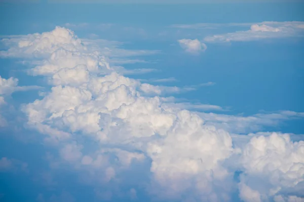 広がる雲散布上の空の背景 — ストック写真