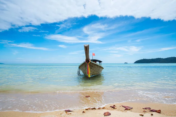 Playa de verano y cola larga barco tailandés tradicional, mar y cielo ba — Foto de Stock