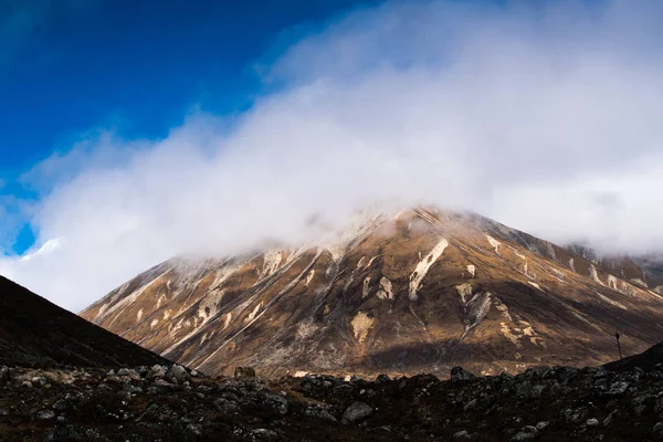 Mlha a cloud pokrývají horské krajiny ložnicemi v bodě nula, — Stock fotografie