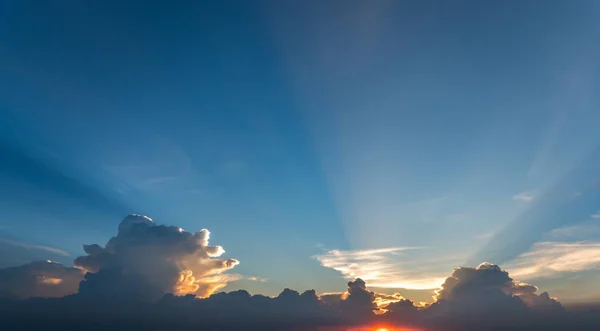 Solen strålar igenom molnen som en dramatisk explosion — Stockfoto