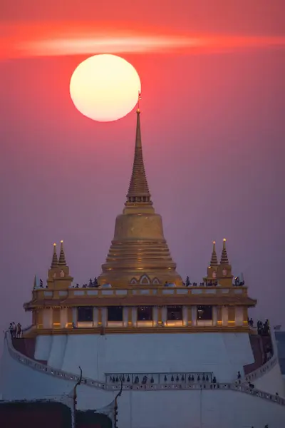 Golden Mount Temple w Bangkoku, o zmierzchu, tajski Wat Saket, Bangkok, — Zdjęcie stockowe