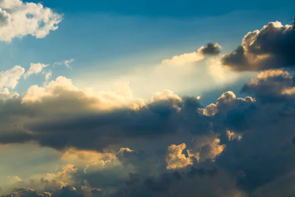 Rayos de sol a través de las nubes como una explosión dramática, natur poder — Foto de Stock