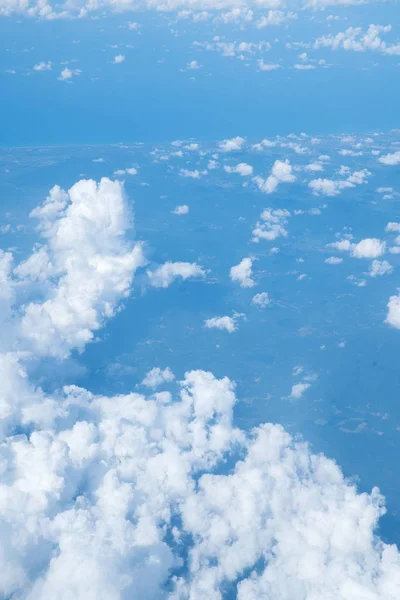 在传播云分散的天空背景, — 图库照片