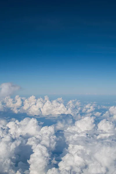 Blå himmel scatter spridda moln bakgrund — Stockfoto