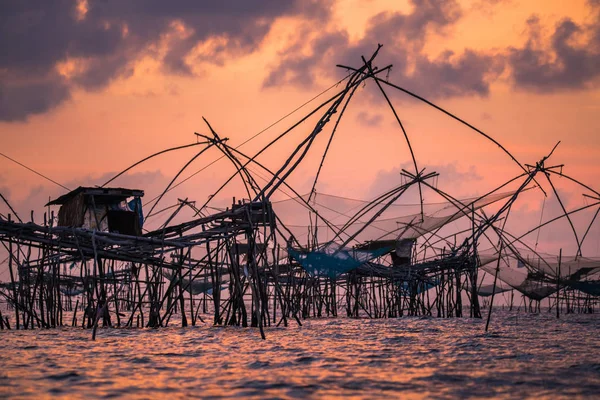 Yokyor es de estilo antiguo para la pesca de los tailandeses en Pak Pra Villag —  Fotos de Stock