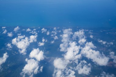 Gökyüzü arka plan üzerinde yayılmış bulut dağılım, 