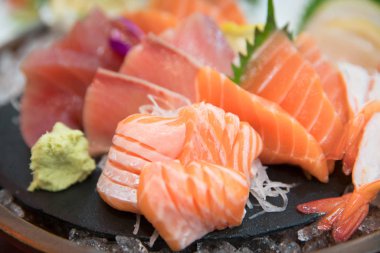 sashimi tabağa dilimlenmiş farklı taze balık ile ayarla