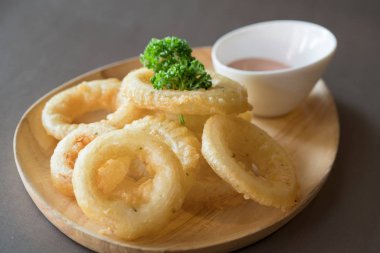 meyilli soslu kızarmış soğan halkaları