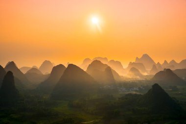 Sunrise manzara Guilin, Li Nehri ve karstik dağlar calle