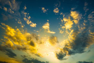 Güneş ışınları aracılığıyla bulutlar dramatik bir patlama gibi.