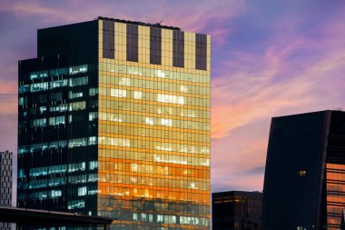 Kentsel şehir, Bina ofisinde çalışan insanlar ayna yeniden oluşturma