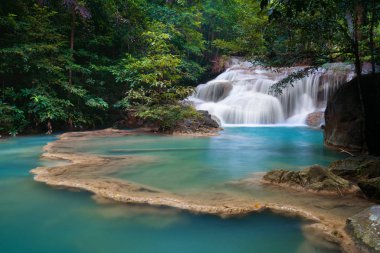 Erawan şelale Tayland Kanchanaburi Provience bulun