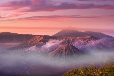 Mount Bromo alacakaranlık gökyüzü gündoğumu zaman sis doğa manzara ile 
