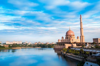 Putra Camii ya da Putrajaya, Malezya 'daki pembe mescit.