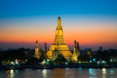 Arun tapınak ya da Wat Arun, gün batımında bulun Chao Phra