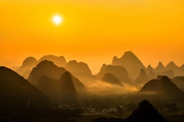 Sunrise manzara Guilin, Li Nehri ve karstik dağlar calle