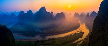 Panorama gündoğumu manzara Guilin, Li Nehri ve karstik mounta
