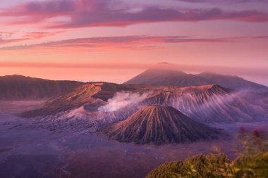 Mount Bromo alacakaranlık gökyüzü gündoğumu zaman sis doğa manzara ile 