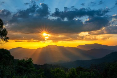 Günışığı yukarıda göstermek arka plan bulut dramatik sanıyordum 