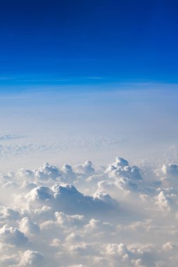 Gökyüzü arka plan üzerinde yayılmış bulut dağılım,