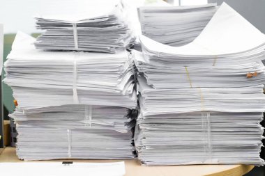 Çalışmak, işe yaramaz kağıt kağıt yığınından