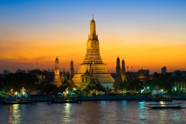 Arun tapınak ya da Wat Arun, gün batımında bulun Chao Phra