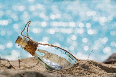 Bir cam şişe sahilde, kavram iletişim için mektup mesaj